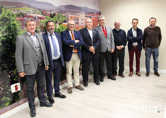 Manuel Parras (tercero por la izquierda), junto a representantes de la Federación de Productores de Aceite de Oliva de Jaén 