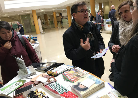 El Vicerrector de Estrategia y Gestión del Cambio de la Universidad de Jaén, junto con la Directora de Secretariado de Compromiso Social y de la Unidad de Igualdad.