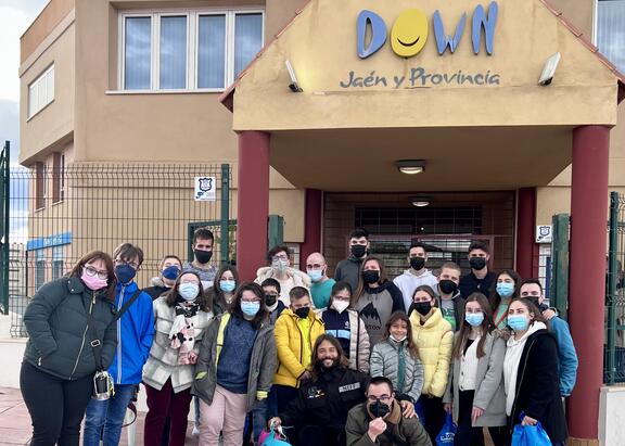 Foto de familia del alumnado y profesor de la UJA, con miembros de la Asociación Síndrome de Down.