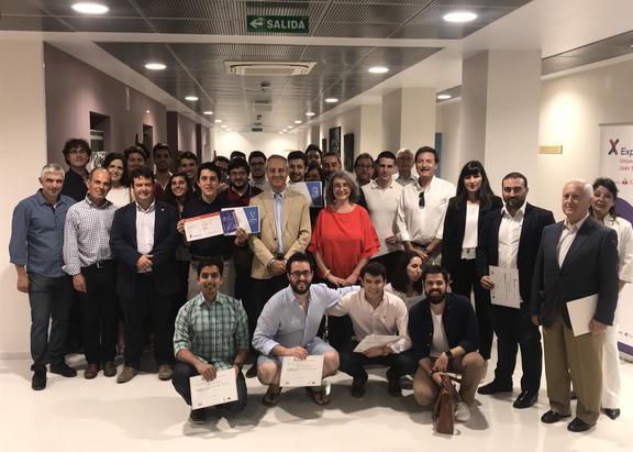Foto de familia de los emprendedores y del jurado de Explorer