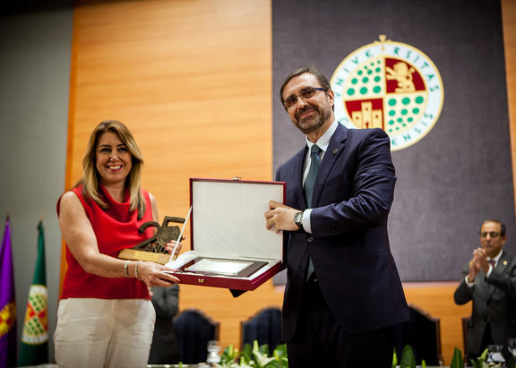 El Rector de la UJA y la presidenta de la Junta de Andalucía. Foto: Sitoh Ortega