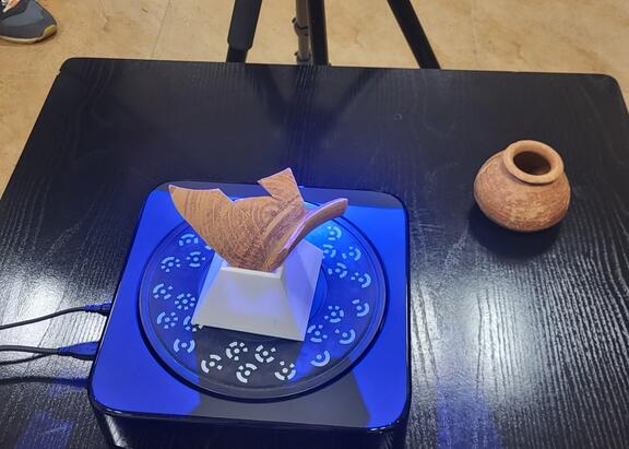 Escaneado 3D de una pieza de cerámica, en un laboratorio del Instituto de Arqueología Ibérica de la UJA.
