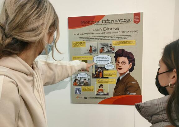 Público contemplando una de las obras que se muestran en la exposición
