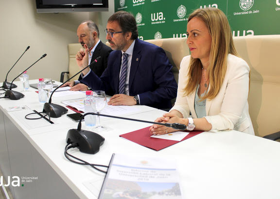 El Rector, flanqueado por los vicerrectores Pedro Pérez Higueras y Eva María Murgado Armenteros