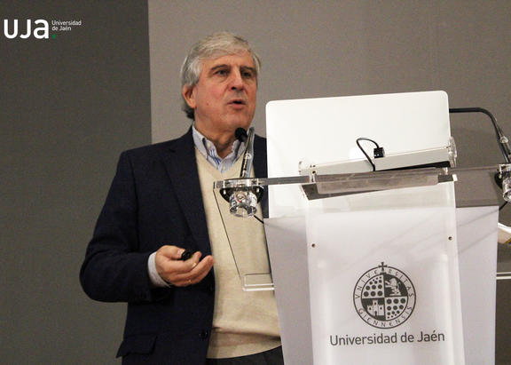 José López Barneo, durante su conferencia.