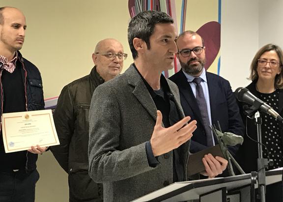 José Piñar se dirige al público, tras recoger su galardón