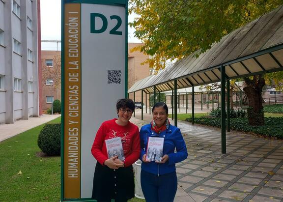 María García Fernández y Carmen Sánchez Morillas, en el Campus Las Lagunillas de la Universidad de Jaén