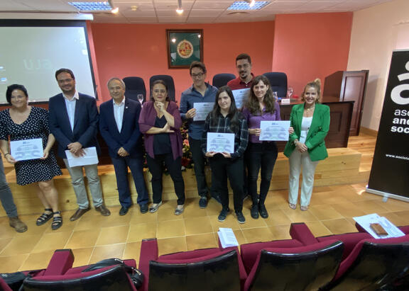 Fotografía de familia con los premiados.