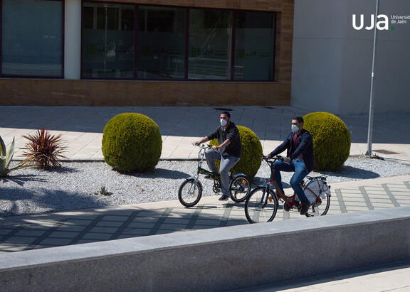 Alumnado de la UJA pasea por el Campus Las Lagunillas en bicicleta. Fotografía: Laura Puentes Casado