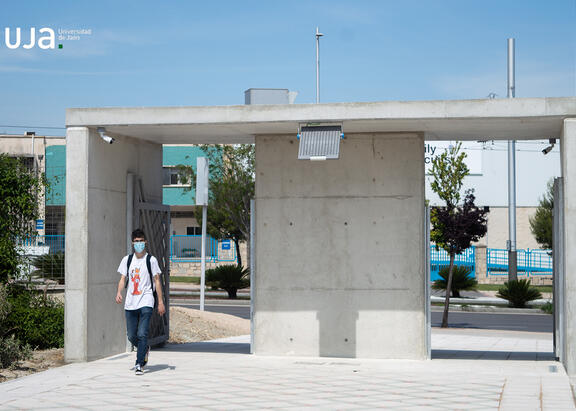 Alumno de la UJA, en el nuevo acceso peatonal al Campus Las Lagunillas. Fotografía: Laura Puentes
