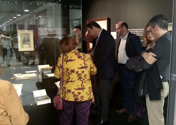 María Dolores Rincón muestra al Rector de la UJA algunas de las obras de la muestra. Foto: Belén Espinosa de los Monteros Cano