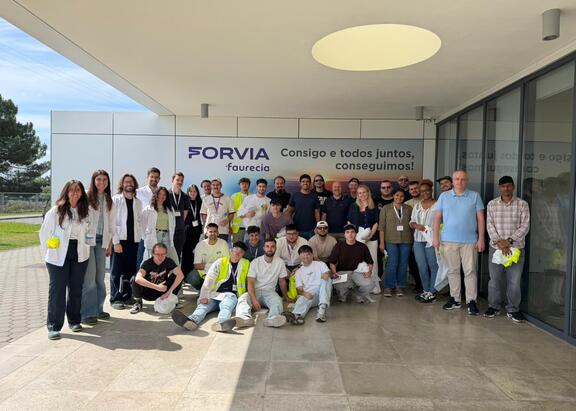 Foto de familia de los estudiantes en el Programa Intensivo sobre 'Internet de las cosas".