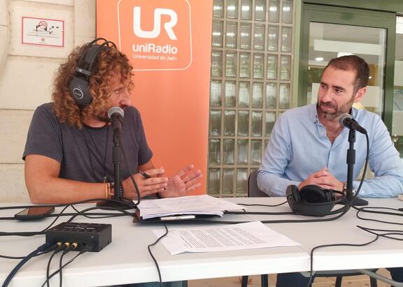 Julio Ángel Olivares, entrevistando al vicerrector de Internacionalización José Ignacio Jiménez.