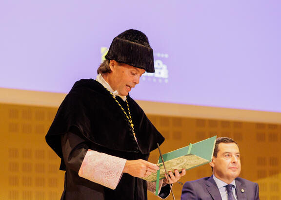 Paco Oliva, en la inauguración del curso universitario andaluz, con Juanma Moreno.