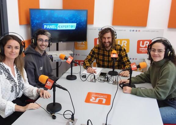 De izquierda a derecha, María de los Ángeles Martínez, Antonio José Sarabia, Julio Ángel Olivares Merino y Belén Martínez, en los estudios de UniRadio Jaén.