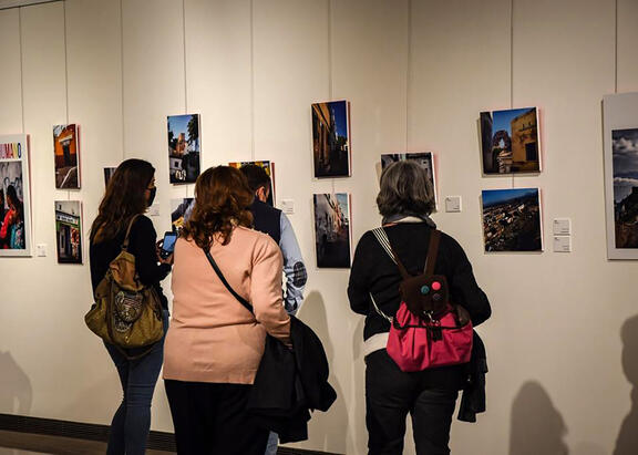 Visitantes, en la muestra fotográfica.