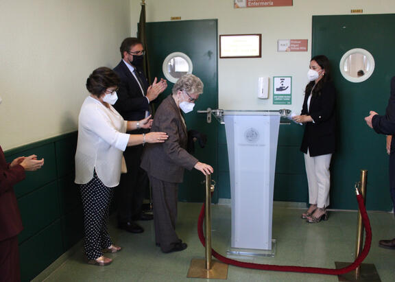 Momento del descubrimiento de la placa homenaje a Pedro Carrillo León.