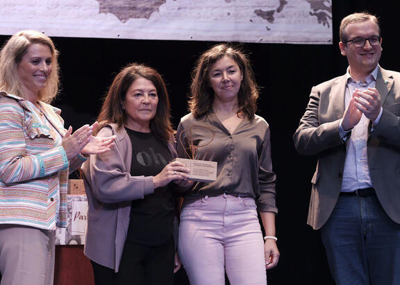 Entrega del premio a las investigadoras de la UJA Mª Ángeles Espadas y Teresa Amezcua.