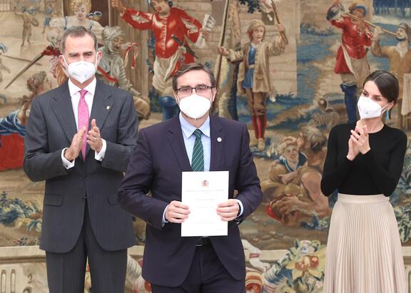 El Rector de la UJA, entre Sus Majestades los Reyes de España.