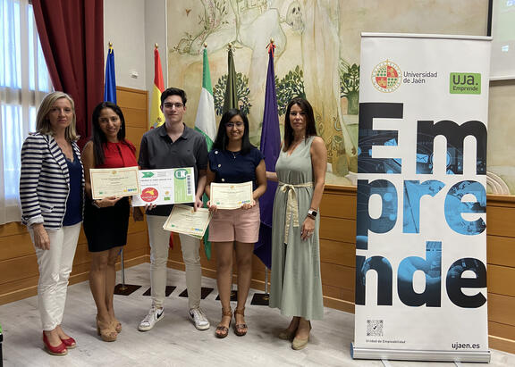 Mª Teresa Pérez Giménez yt Mª Rosa Vallecillo Gámez flanquean los premiados.