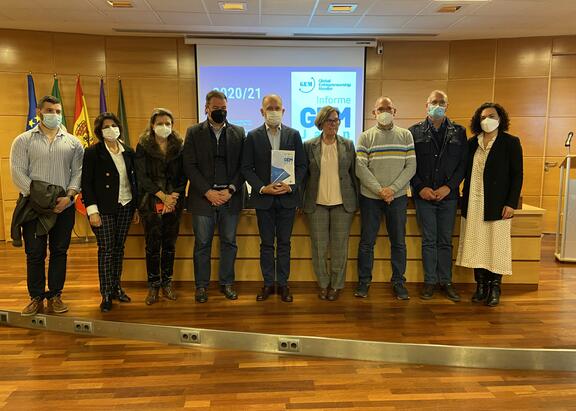 Equipo de trabajo del Informe GEM, junto al Vicerrctor.