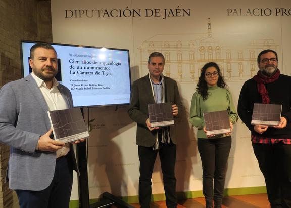 El alcalde de Peal de Becerro, David Rodríguez, el diputado Ángel Vera, María I. Moreno y Juan P. Bellón.