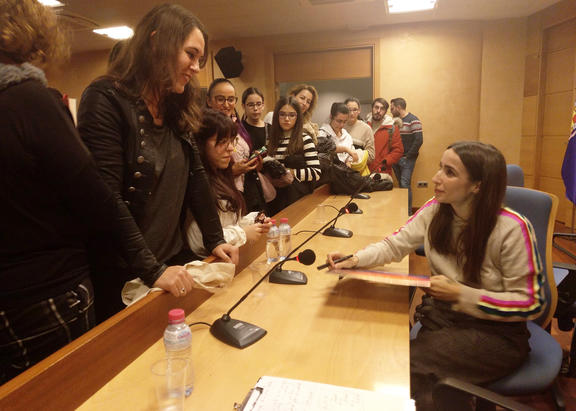 La artista Zahara firma discos al término de la entrevista.