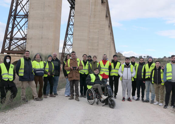 Investigadores de la UJA y alumnado participante en el proyecto, junto al puente.