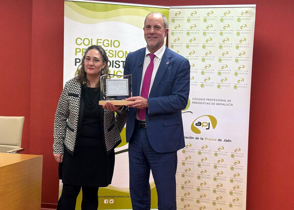 El Rector de la UJA, junto con la presidenta de la Asociación de la Prensa de Jaén, Ana Sola.