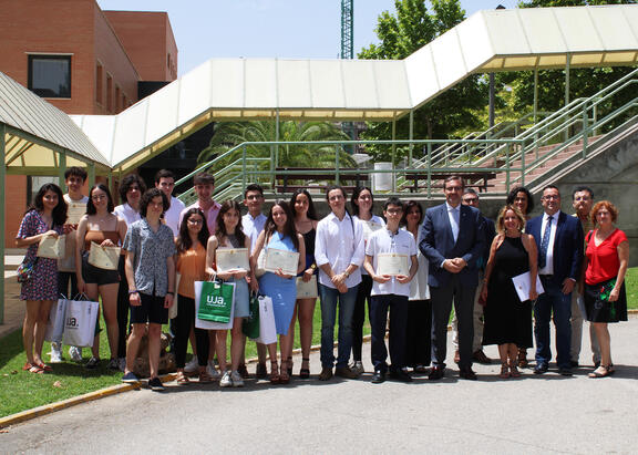 Foto de familia con los premiados.