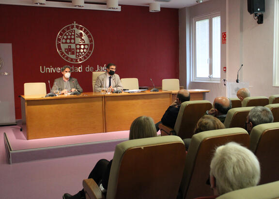 El Rector de la UJA, junto con el profesor Alberto del Real, se dirige a miembros de la Plataforma Ciudadana en Defensa de la UJA.