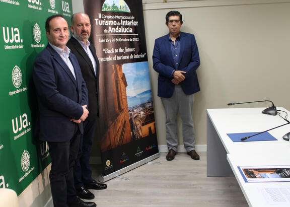 De izquierda a derecha: José Ayala, Pedro Pérez y Juan Ignacio Pulido, tras la presentación del Congreso en rueda de prensa.