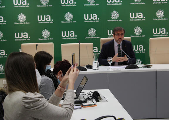 El Rector de la UJA, en la Sala de Prensa.