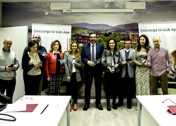 El Rector de la UJA, junto con responsables y personal de los vicerrectorados de TIC y Universidad Digital y de Comunicación y Proyección Institucional. Foto: María Isabel Arias
