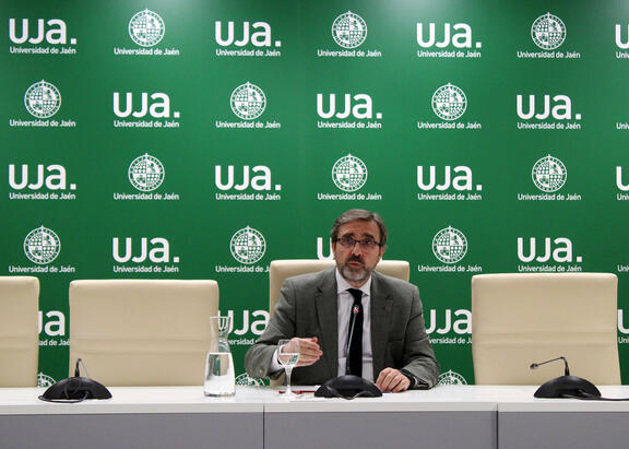 El Rector de la Universidad de Jaén, en su comparecencia ante los medios de comunicación.
