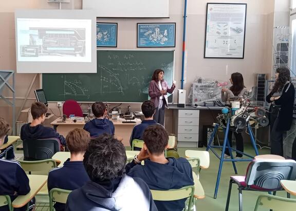 Impartición de un taller, en el marco de la Semana de la Ciencia 2025.