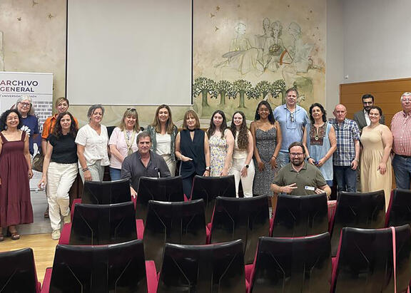 Participantes y asistentes a la mesa redonda enmarcada en la conmemoración del Día Internacional de los Archivos.