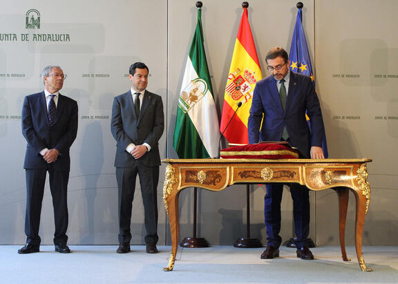 El Rector Juan Gómez toma posesión de su cargo. Foto: Gabinete Comunicación UJA (C.Q.R.).
