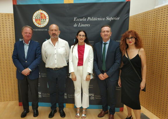 De izquierda a derecha: Francisco Vañó (Director General Grupo Castillo Canena); Pedro Higueras (Vicerrector de Transferencia de Conocimiento); Maria del Carmen Murillo (nueva doctora por la UJA); Ruperto Bermejo (Director de la Tesis Doctoral); Mariela Chova (Tutora de la Tesis en la empresa Castillo de Canena)