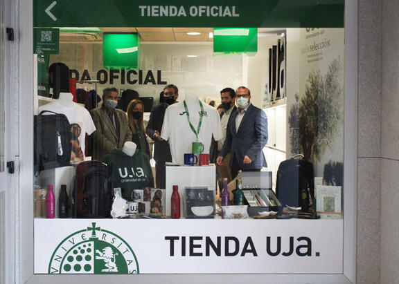 El Rector y parte de su equipo, en la inauguración de la Tienda UJA.