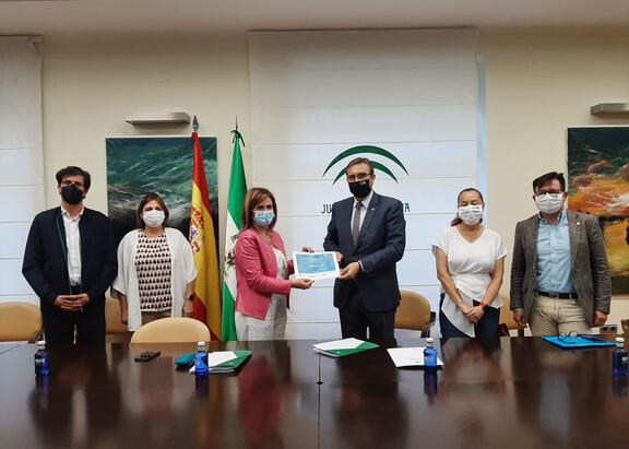 Entrega del certificado al Rector de la UJA.