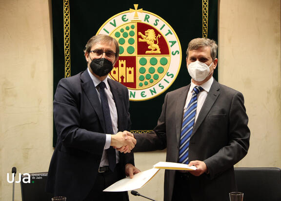Juan Gómez ortega y Manuel Sánchez Gijón, tras la firma del convenio.