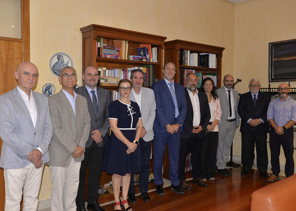 El Rector de la UJA y el de la UCLM, en el centro, junto a representantes institucionales de ambas universidades.