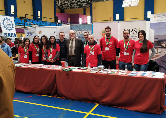 Profesores y alumnado de la UJA, en el estand que la institución instaló en el IV Salón del Estudiante de Marmolejo.
