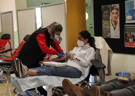 Momento de una extracción de sangre en la UJA. Fotografía: Mayte Hernández