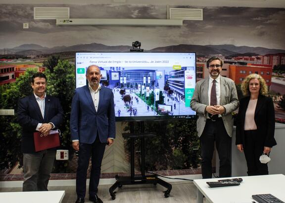 Raúl Mata, Pedro Pérez Juan Gómez y Mª Dolores Heredia, delante de la web de la Feria Virtual de Empleo 2022.
