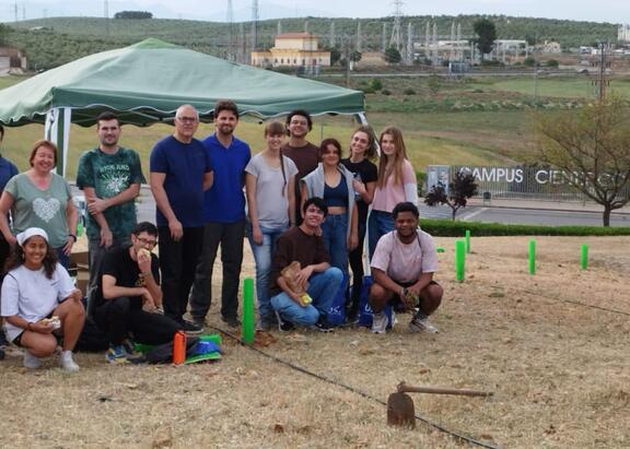 Participantes en la plantación de árboles realizada en el Campus Científico-Tecnológico de Linares.