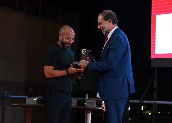El Rector de la UJA entrega el galardón a Ángel Llavero.