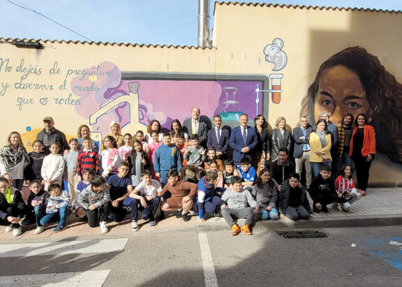 Autoridades junto a los escolares del Colegio Padre Poveda, delante del mural.