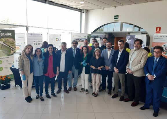 Representantes institucionales e investigadores de la UJA, en la inauguración.